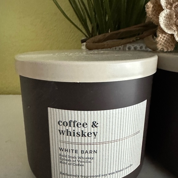 White Barn Coffee & Whiskey Candle with Cream Lid - Picture 2 of 4